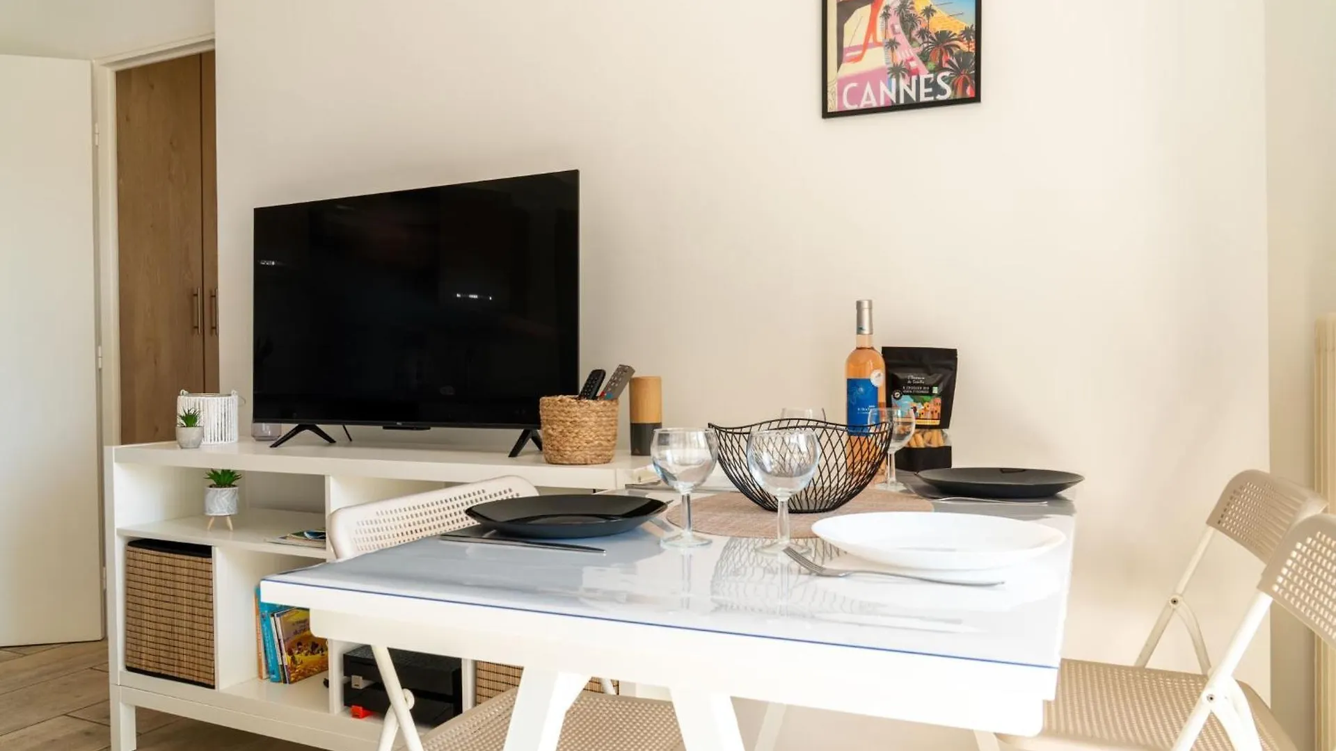 Apartment Instant Cannois Proche Plage, Gare, Palais Dans Rue Typique Cannes France